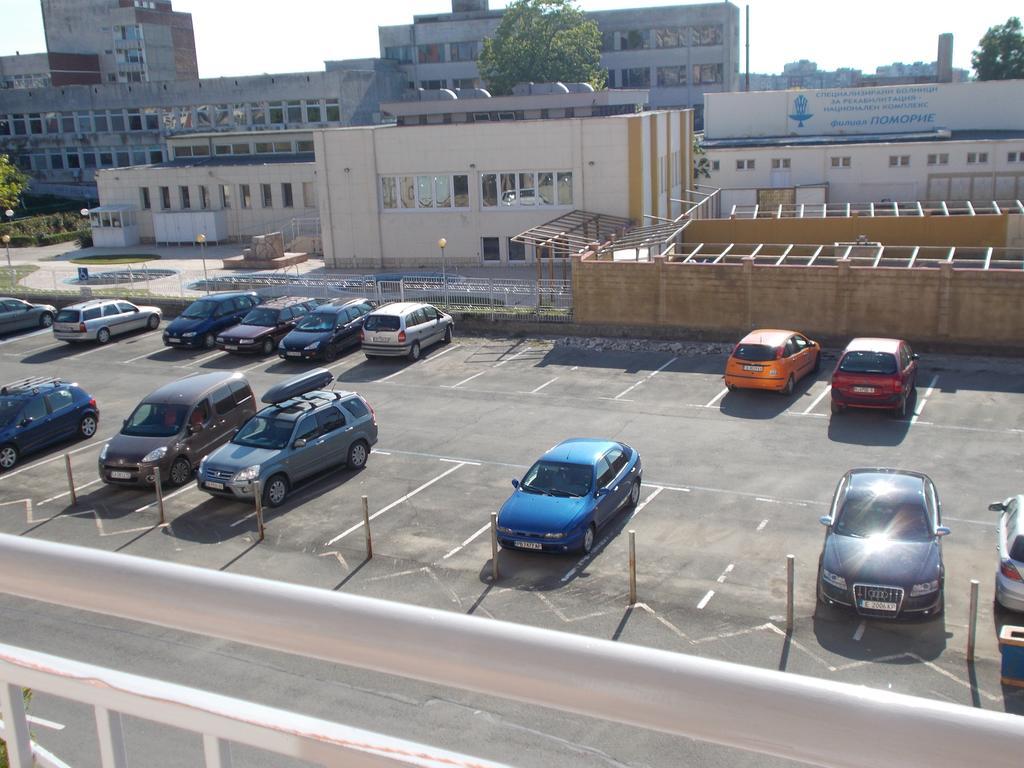 Apartamenti Zhelezovi Pomorie Exterior foto